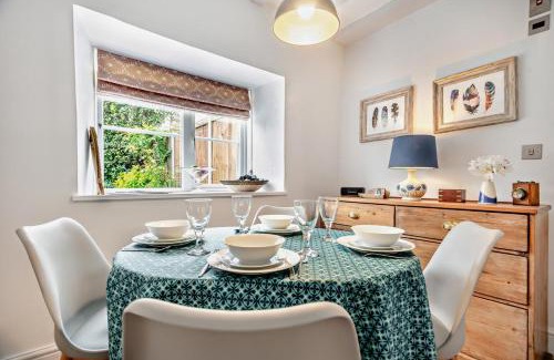 Weybourne Casa | 2 Hammond Square