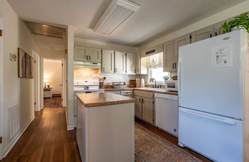 West Jefferson Casa | 2 Homes - 4 Beds /2 BAs - Easy Walk to Downtown West Jefferson.