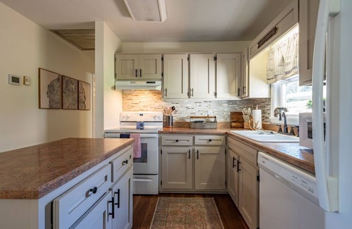 West Jefferson Casa | 2 Homes - 4 Beds /2 BAs - Easy Walk to Downtown West Jefferson.