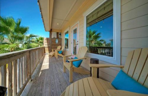Port Aransas Casa | 2 Homes in Las Palmeras by AvantStay Sleeps 18, Resort Pool Private Patio Walk to Town, Golf Cart Zone
