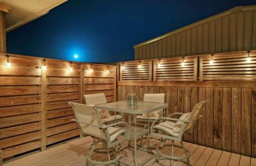 Port Aransas Casa | 2 Homes in Las Palmeras by AvantStay Sleeps 18, Resort Pool Private Patio Walk to Town, Golf Cart Zone