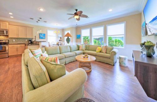 Port Aransas Casa | 2 Homes in Las Palmeras by AvantStay Sleeps 18, Resort Pool Private Patio Walk to Town, Golf Cart Zone