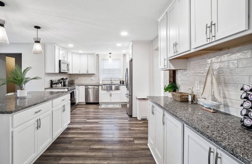 Vermilion Casa | 2 Homes|Sleeps 16|Game Room|Historic Charm