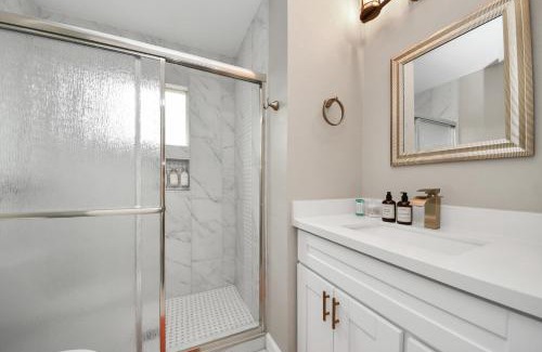 Southeast Houston Casa | 2 Homes Sleeps 8 4BD 2BA Near NRG DT Med Cen