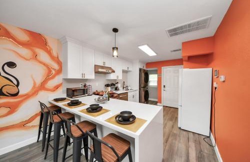 Southeast Houston Casa | 2 Homes Sleeps 8 4BD 2BA Near NRG DT Med Cen