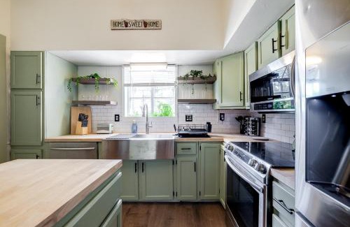 Brunswick Casa | 2 Houses 20 Mins to Beach - Sleeps 16