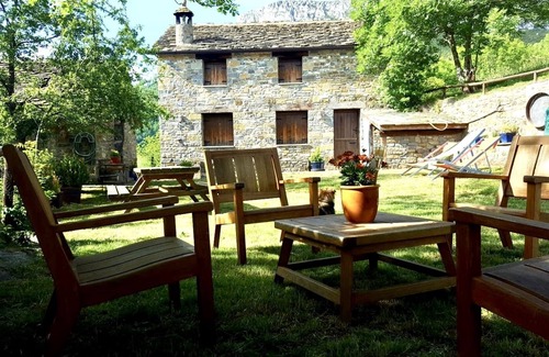 Bestue Casa | Dos bordas restauradas en un entorno aislado a los pies del Monte Perdido