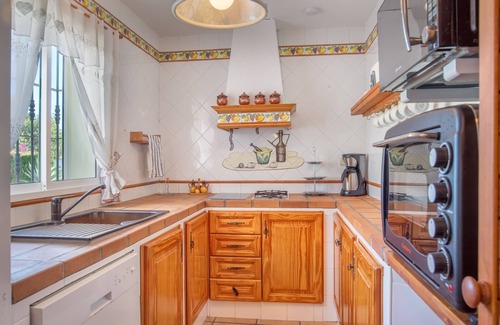 Churriana Villa | 2 casas en el gran jardín, 4 dormitorios, 2 cocinas privadas, piscina climatizada