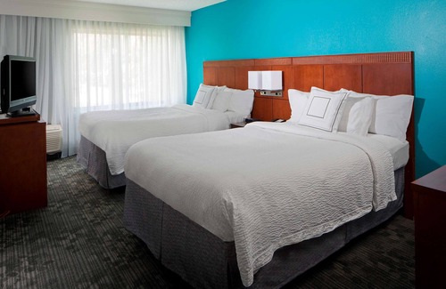 Boca Raton Hotel | 2 Inviting Suites Perfect for Families, Heated Pool & On-Site Market Convenience