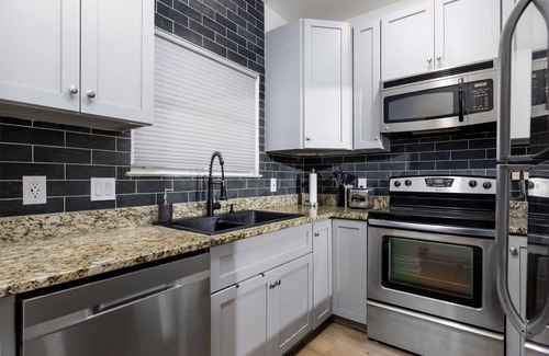 South Lamar Casa | 2 King Beds -Close to Downtown - Private Backyard