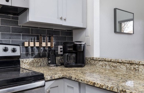 South Lamar Casa | 2 King Beds -Close to Downtown - Private Backyard