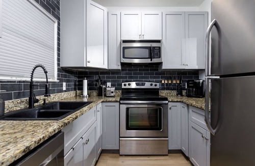 South Lamar Casa | 2 King Beds -Close to Downtown - Private Backyard