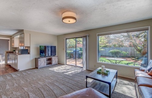 Harlow Casa | 😔🌿2 King Beds Fenced backyard 4 Miles—>Autzen🏈 2 Patios Prof. Cleaned Ping pong🏓