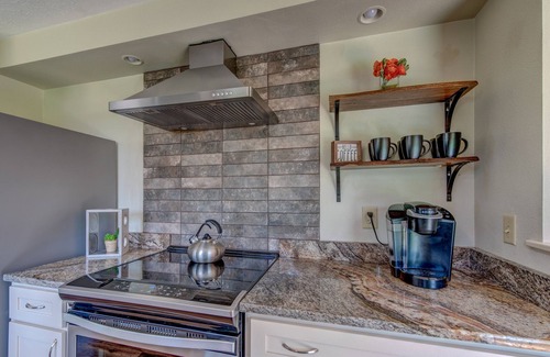 Harlow Casa | 😔🌿2 King Beds Fenced backyard 4 Miles—>Autzen🏈 2 Patios Prof. Cleaned Ping pong🏓