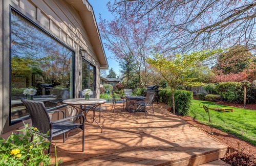 Harlow Casa | 😔🌿2 King Beds Fenced backyard 4 Miles—>Autzen🏈 2 Patios Prof. Cleaned Ping pong🏓