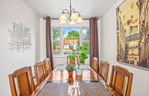 Southwest Quadrant Casa | - 2 King Beds & Free Parking - Vintage Retreat - Floyd's Freedom