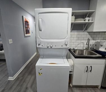 Forest Park Apartamento | 2 King Beds Near Airport - The Silver Hideaway