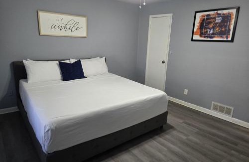 Forest Park Apartamento | 2 King Beds Near Airport - The Silver Hideaway