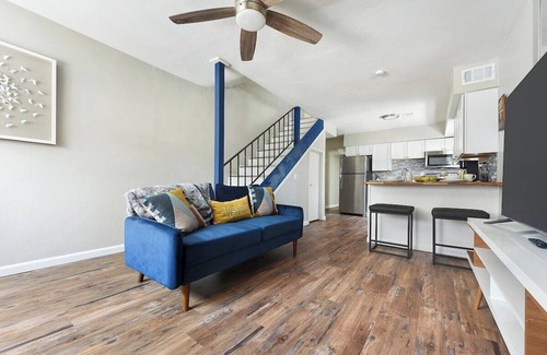Bloomfield Casa | 2 King Beds~Parking~Central~10 min to DT