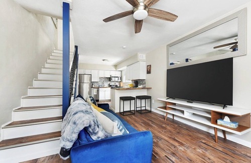 Bloomfield Casa | 2 King Beds~Parking~Central~10 min to DT