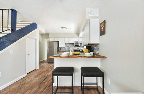 Bloomfield Casa | 2 King Beds~Parking~Central~10 min to DT