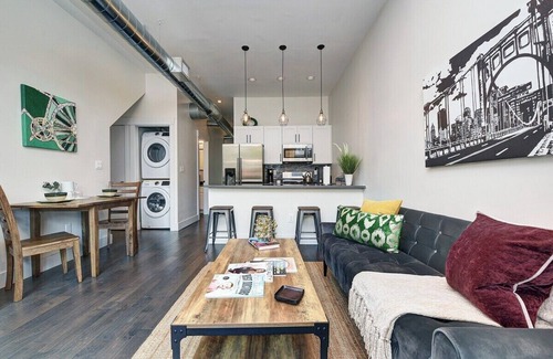 Lawrenceville Casa | 2 King Beds- Sleeps 16! Vibrant - Parking - Vibrant~ No Steps