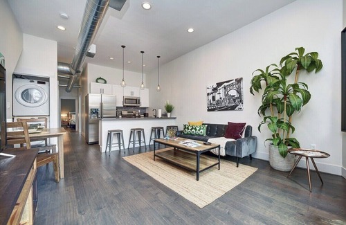 Lawrenceville Casa | 2 King Beds- Sleeps 16! Vibrant - Parking - Vibrant~ No Steps
