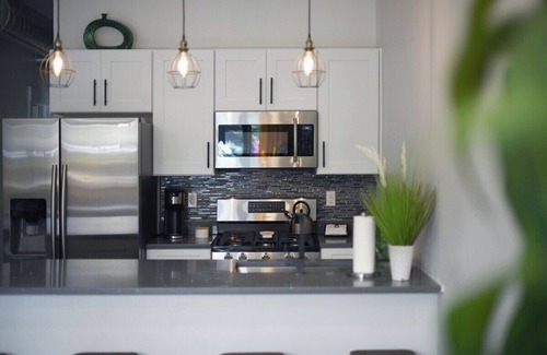 Lawrenceville Casa | 2 King Beds- Sleeps 16! Vibrant - Parking - Vibrant~ No Steps