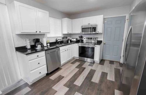 Independence Casa | 2 King beds; The Sunset house/4bd/2 1/2 baths