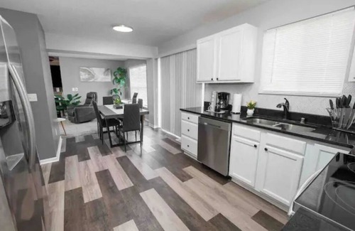 Independence Casa | 2 King beds; The Sunset house/4bd/2 1/2 baths