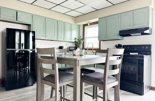 Evansville Casa | 2 KING BR/1BA In Evansville, IN Fenced in Yard. Fast wifi. Washer and Dryer