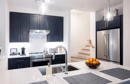 Wesley Heights Condominio | 2 King BR suites. Executive level boutique luxury.