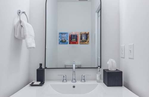 Wesley Heights Condominio | 2 King BR suites. Executive level boutique luxury.