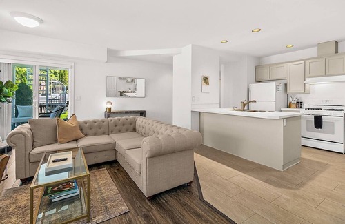 North End Condominio | 2 King Suites in Old Town | Bay Views + Patio + Garage!
