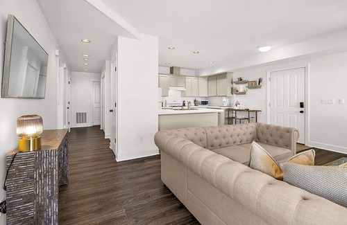 North End Condominio | 2 King Suites in Old Town | Bay Views + Patio + Garage!