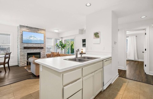 North End Condominio | 2 King Suites in Old Town | Bay Views + Patio + Garage!