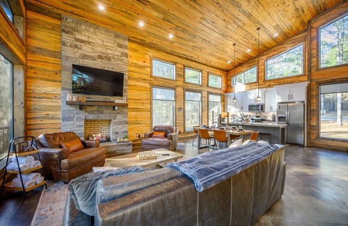 Hochatown Cabina | Cozy Hochatown Cabin | 2 King Suites, Hot Tub & Games