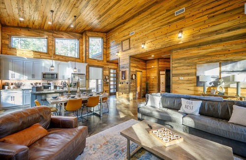 Hochatown Cabina | Cozy Hochatown Cabin | 2 King Suites, Hot Tub & Games