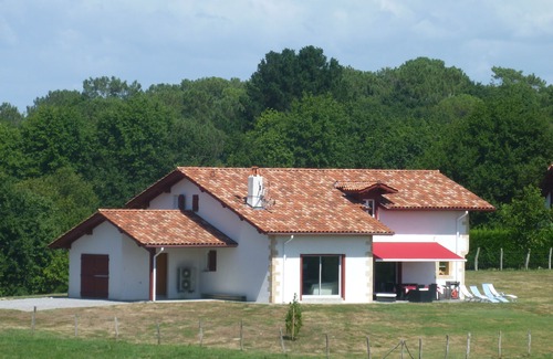 Bidart Villa | A 2 km de las playas de Guéthary, villa 10 personas, gran jardín, vistas a la montaña.