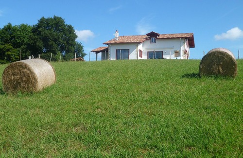 Bidart Villa | A 2 km de las playas de Guéthary, villa 10 personas, gran jardín, vistas a la montaña.