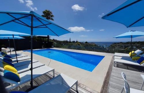 Waiheke Island Villa | 2 LEVEL 2 BEDROOM VILLA w MAGNIFICENT OCEAN VIEWS BEDROOM BALCONY FREE WIFI