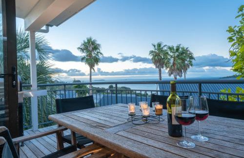 Waiheke Island Villa | 2 LEVEL 2 BEDROOM VILLA w MAGNIFICENT OCEAN VIEWS BEDROOM BALCONY FREE WIFI