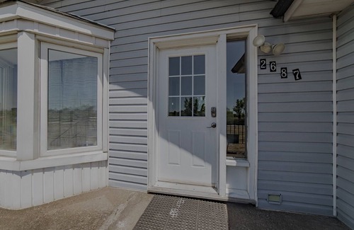Niagara Falls Cabaña | 2 Level, 4 bedrooms (4 Queen Sized + 3 Additional Fold-able) , 2 washrooms