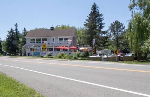 Niagara Falls Cabaña | 2 Level, 4 bedrooms (4 Queen Sized + 3 Additional Fold-able) , 2 washrooms