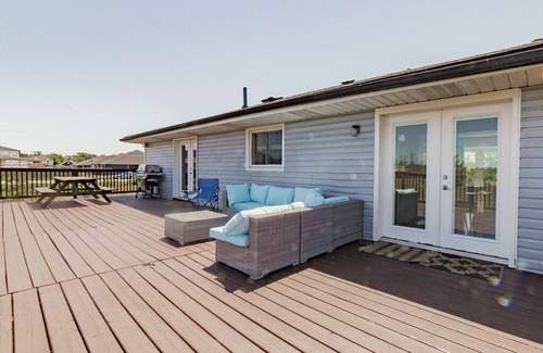 Niagara Falls Cabaña | 2 Level, 4 bedrooms (4 Queen Sized + 3 Additional Fold-able) , 2 washrooms