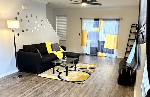 Port Tampa City Casa | 2 Level Home Central