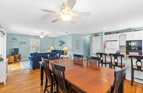 Tranquil Harbour Cabaña | 2 Lil' OKI's / 223 NE 60th Street - Coastal Vacation Resorts