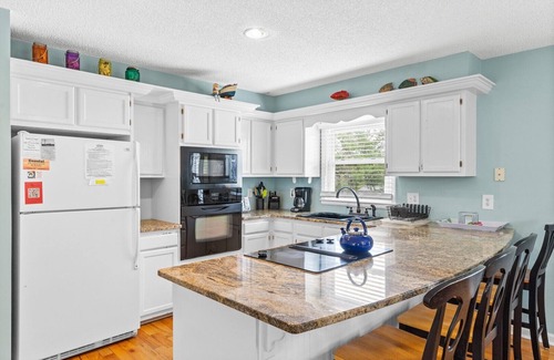 Tranquil Harbour Cabaña | 2 Lil' OKI's / 223 NE 60th Street - Coastal Vacation Resorts