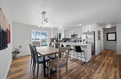 Pasco Casa | 2 Living Spaces, Close to HAPO Center, Airport, River, and Park