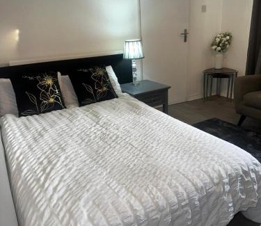 Basildon Casa | 2 Luxury Interconnecting Twin Rooms-Shared Space